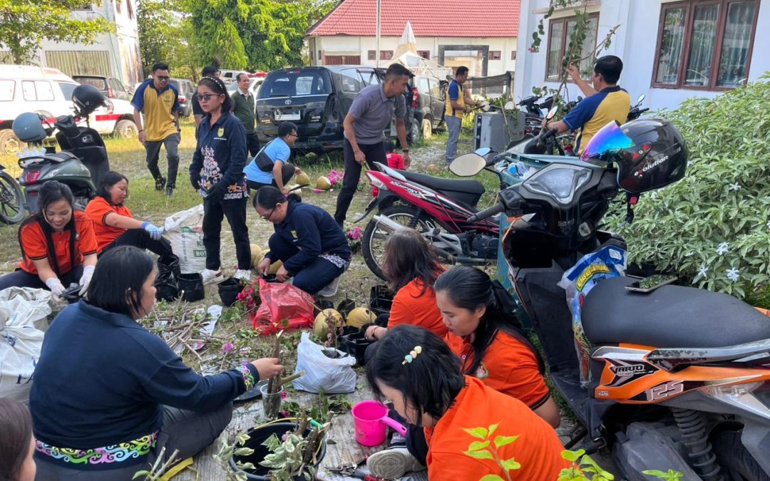 Gotong Royong Penanaman Stek Bunga Bougenvil